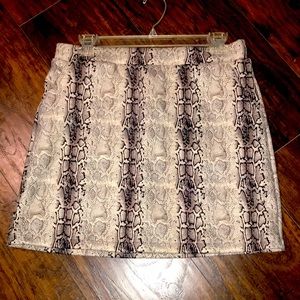 ✨Snakeskin Mini Skirt✨